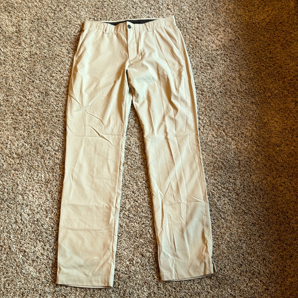 Men’s Under Armour khaki golf pants size 34/36- like new